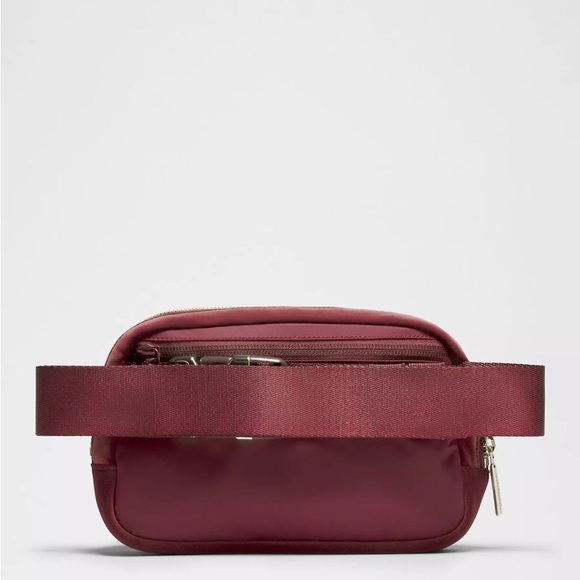 Everywhere Belt Bag Velour - Wine Berry Gold - Picture 2 of 3
